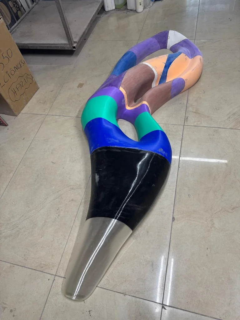 Parçalı 3D baskı: bölümler birleştirilerek 2,5 metrelik gövde oluşturulur — 2,5 metre krom kaplama duvar dekoru — 3D baskıdan ayna finish'e