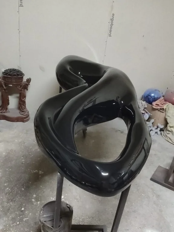 Parlak siyah taban kat: krom yansımasının zemini — 2,5 metre krom kaplama duvar dekoru — 3D baskıdan ayna finish'e