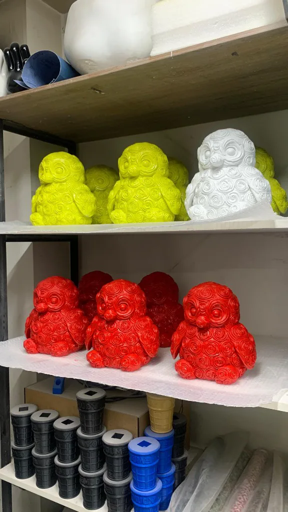 Gül desenli penguen — pop-art PU üretim — Kaplüks atölye görseli