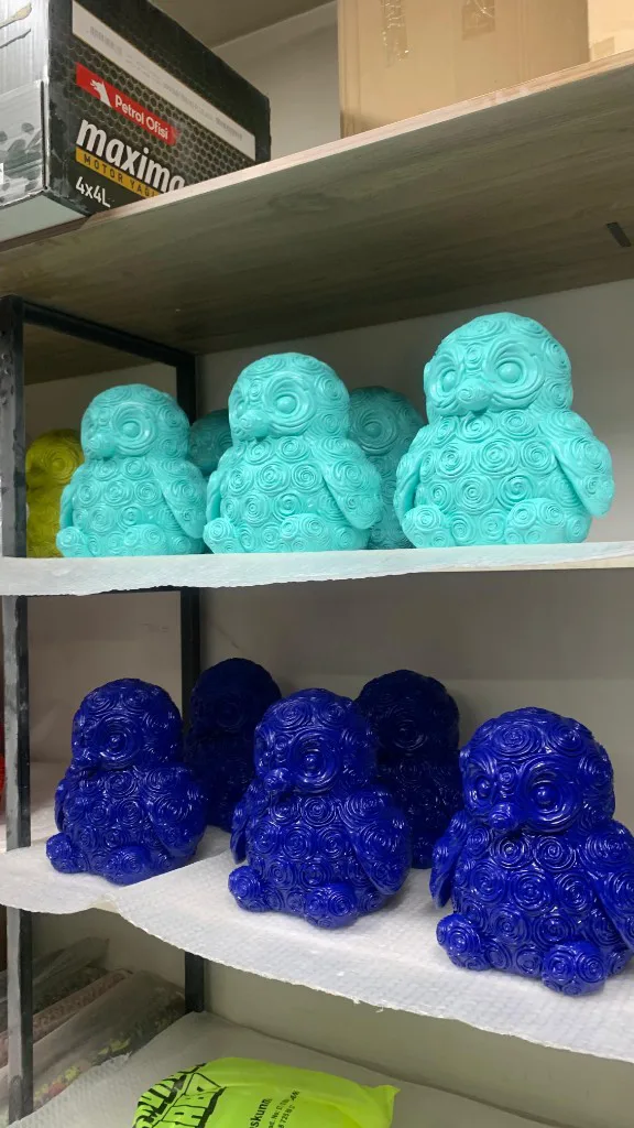 Gül desenli penguen — pop-art PU üretim — Kaplüks atölye görseli